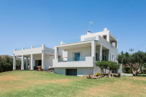 8BD Beach House with Outdoor Jacuzzi by The Olon